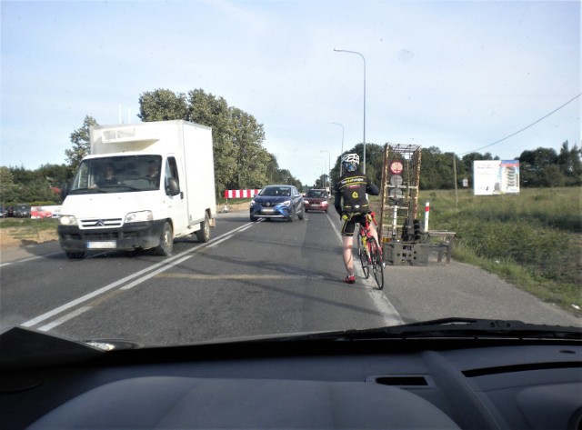 Podczas przebudowy drogi Słupsk – Ustka widok rowerzystów wmieszanych w potoki aut nie należał do rzadkości