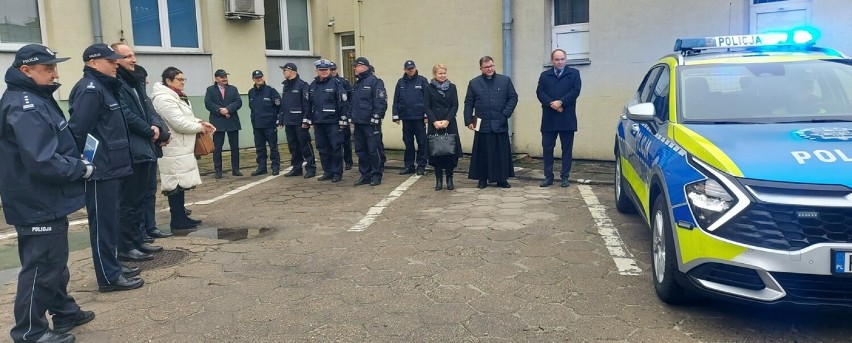 Nowy radiowóz dla policjantów w Łasku. Ufundowały go samorządy