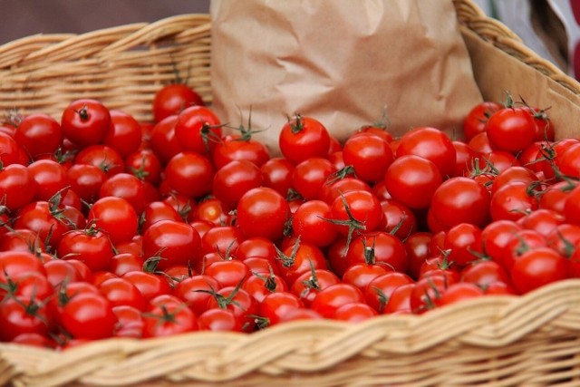 Pomidor to wyjątkowe warzywo, które należy do dość wymagających jeśli chodzi o uprawę. Potrzebują odpowiednich warunków czy nawet towarzystwa. Ale można je uprawiać nawet w domu. Jeśli dobrze zadbacie o pomidory nie pożałujecie. 

Zobaczcie na kolejnych zdjęciach jak zadbać o pomidory >>>
