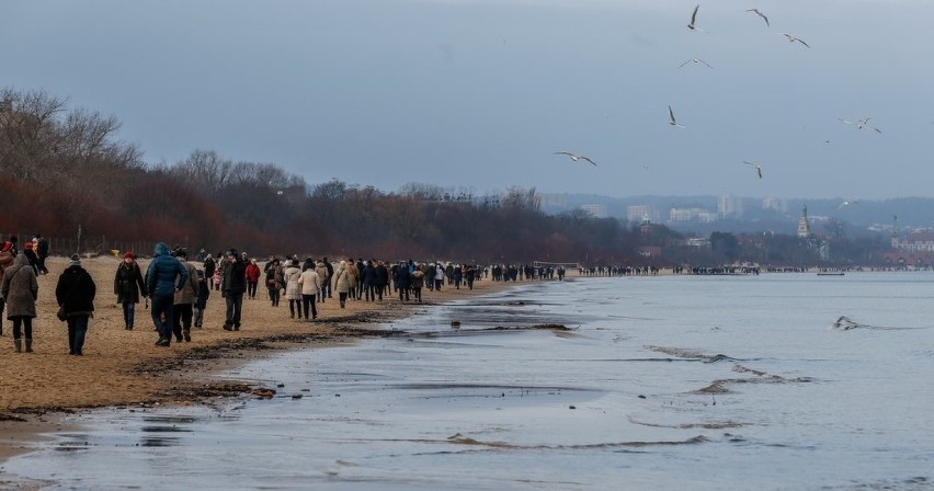 Spacer po plaży w Nowy Rok. Tłumy nad morzem [ZDJĘCIA]