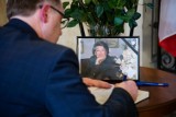 Pogrzeb Marii Koterbskiej będzie miał charakter państwowy. W Ratuszu została wystawiona księga kondolencyjna 