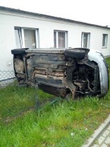 Samochód osobowy uderzył w budynek w Bobolinie ZDJĘCIA