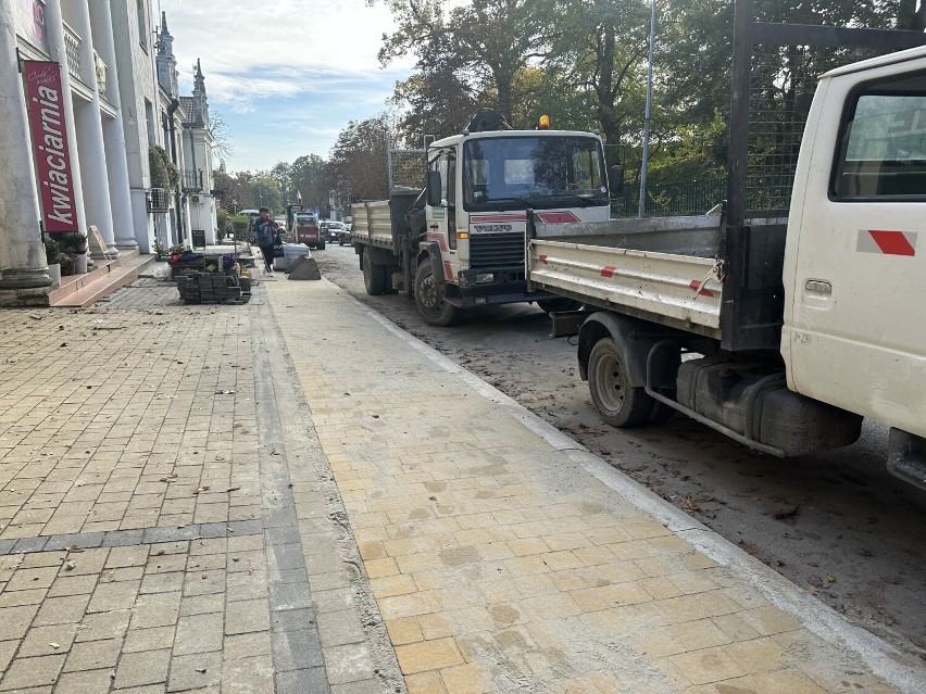 W Sandomierzu trwa budowa chodnika przy ulicy Mickiewicza. Będzie bezpieczniej i estetyczniej