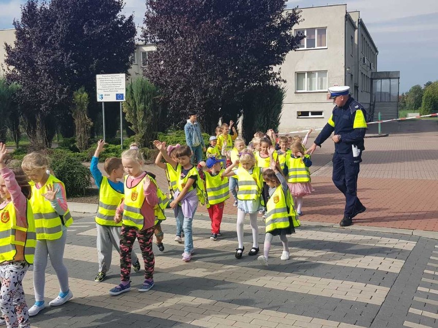 "Pomachaj kierowcy" to akcja policji, do której przyłączyli także policjanci z Rawicza. Służy poprawie bezpieczeństwa na przejściach