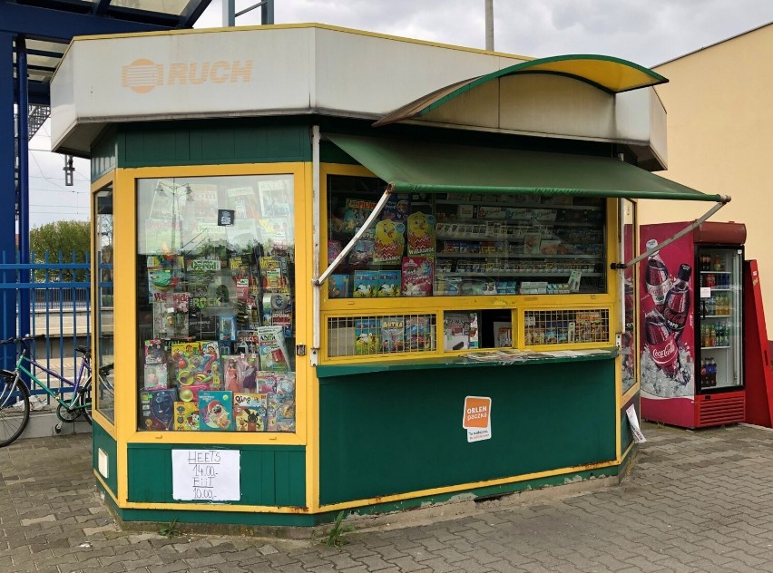 Znika kiosk Ruchu z ulicy Dworcowej. Kiosk pamięta dawne czasy w Lesznie