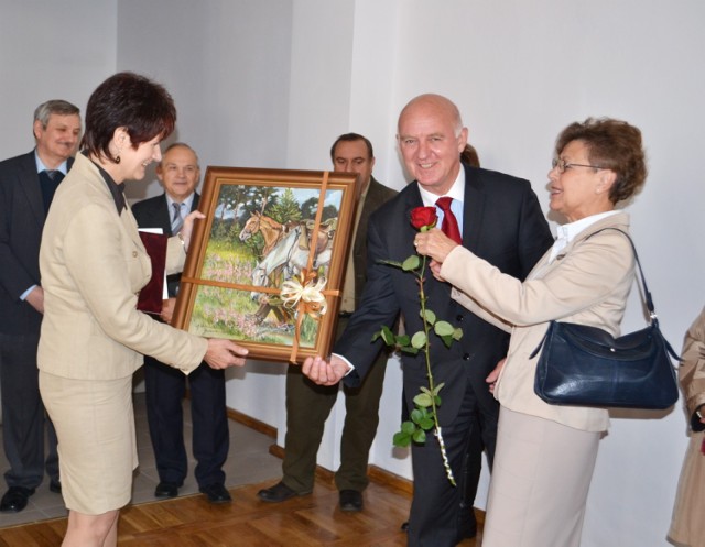 Obraz, który Małgorzata Kurzyńska przyjęła od prezydenta Roberta Malinowskiego, to na razie jedyne wyposażenie odnowionnych sal. Różę wręczyła Karola Skowrońska.