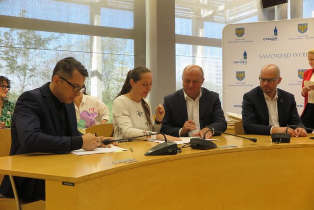 W Urzędzie Marszałkowskim Województwa Opolskiego podpisano umowy na realizację zadań w obszarze kultury.