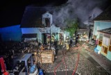 Pożar budynku w Nowej Obrze. Na miejscu działało 8 zastępów straży [ZDJĘCIA]          