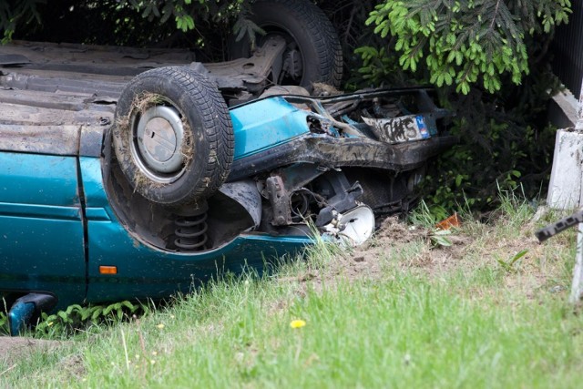 Golf wypadł z drogi na ulicy Jastrzębskiej