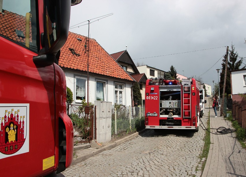 Pożar wybuchł w pokoju budynku wielorodzinnego stojącego...