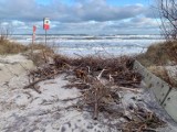 Jastarnia po sztormie (30.01.2022). Bałtyk zabrał sporo plaż, wejścia na plaże zarzucone roślinami. Bałtyk niszczył brzegi | ZDJĘCIA, WIDEO
