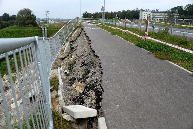 Wyrwa na ścieżce rowerowej przy nowym łączniku drogowym w Jaśle powstała w czerwcu, po nawałnicy. 
Inwestor zapewnia, że jest odpowiednio zabezpieczona, a naprawa osuwiska potrwa do końca października.