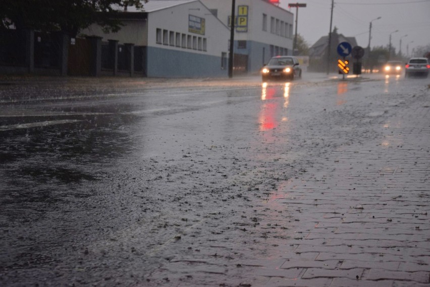 Jesienna burza w rejonie Wielunia. Podtopione ulice w mieście, w Dębinie konar runął na auto ZDJĘCIA