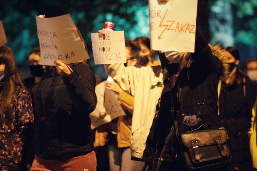 Protest przeciwko decyzji Trybunału Konstytucyjnego. Protestujący przeszli ulicami Nowego Dworu Gdańskiego