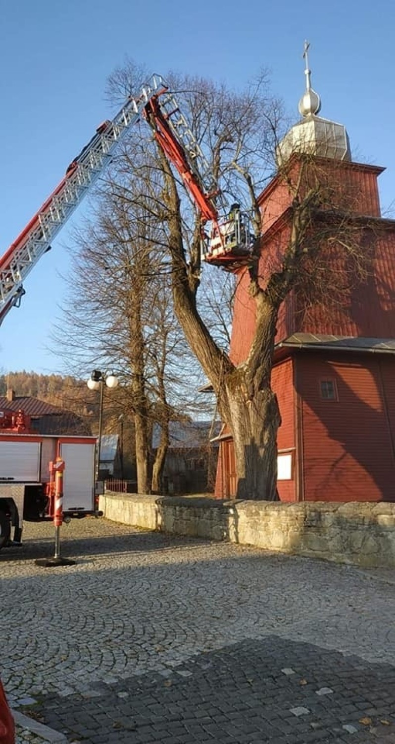 Wielki konar runął na zabytkowy kościół w Tyliczu. Światynię ratowali strażacy 