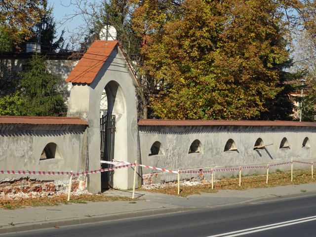 Renowacja ogrodzenia cmentarza wojennego przy ul. Pruchnickiej.