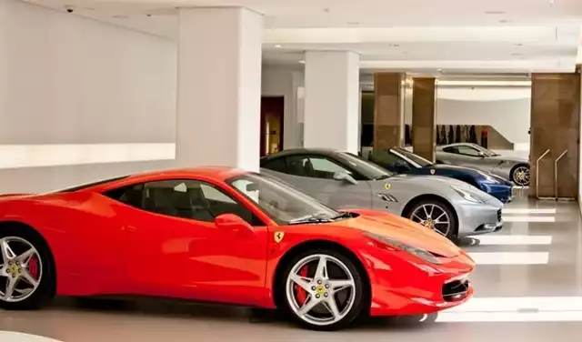 Jeśli ktoś woli poruszać się na czterech kółkach, może kupić sobie Ferrari. I to niejedno. W warszawskim salonie wygraną w Lotto można by było zamienić na 25 Ferrari FF w wersji podstawowej.