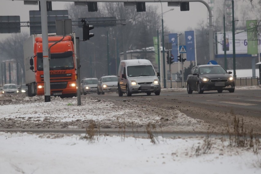 Warunki na śląskich drogach 9 lutego 2021 r. We wtorek nieco lepiej, ale nadal zalegający śnieg utrudnia jazdę. Szczególnie na osiedlach