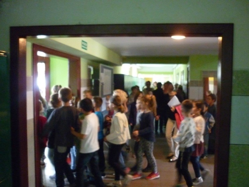 Ewakuacja dzieci z SP 1 w Złotowie