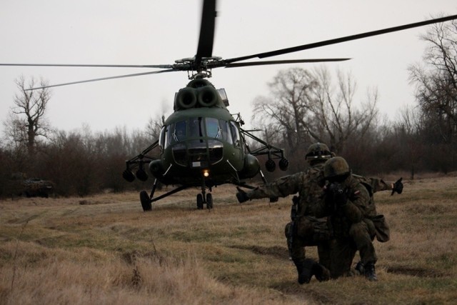 Żołnierze szczecińskiej 12 Brygady Zmechanizowanej szkolili się w Lubelskiem. Współpracowali m.in. z 25 Brygadą Kawalerii Powietrznej i 1 Brygadą Lotnictwa Wojsk Lądowych. To już kolejna współpraca tych zespołów.

ZOBACZ TEŻ: Szczecin. Pomógł schwytać nożownika w kinie. Szeregowy: Nie czuję się bohaterem [WIDEO, ZDJĘCIA]

