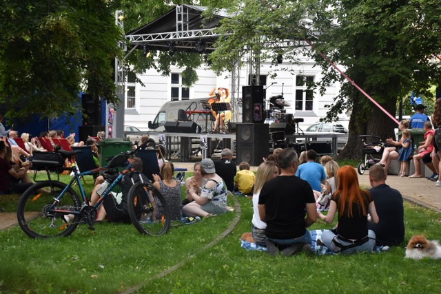 Za nami pierwszy koncert w ramach wakacyjnego cyklu Kwidzyńskiego Centrum Kultury - "Letnie granie". Na plenerowej scenie w parku na Placu Plebiscytowym w Kwidzynie zagrali: Wiktoria i Marek Depa oraz Jah Trio.