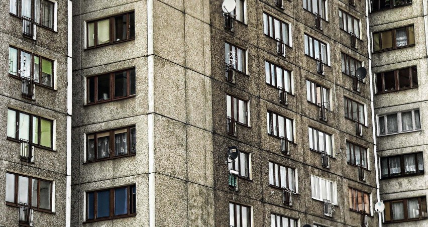 Przejścia zagrodzone płotem, place zabaw jak metalowe...