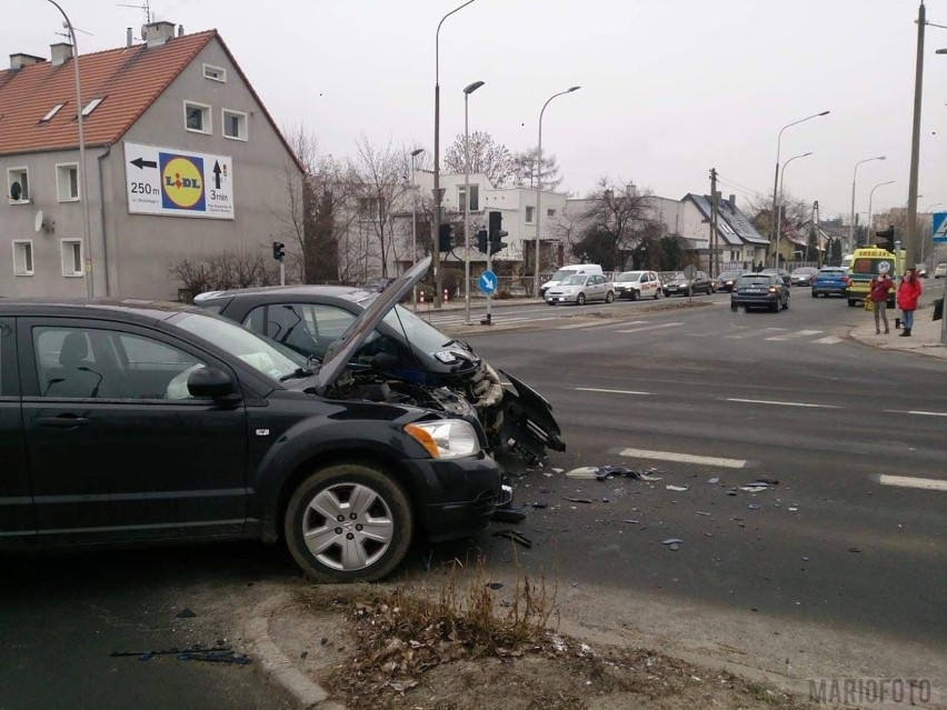 Stłuczka na opolskich Chabrach. Dodge zderzył się ze smartem. Sprawa skończy się w sądzie