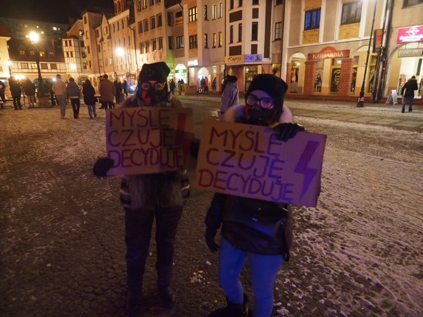 Protest Kobiet w Kołobrzegu. Ulicami miasta przeszło blisko 200 osób ZDJĘCIA           