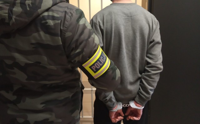 Oświęcimscy policjanci zatrzymali złodzieja, który z prywatnego domu zabrał kanister z benzyną i nie tylko