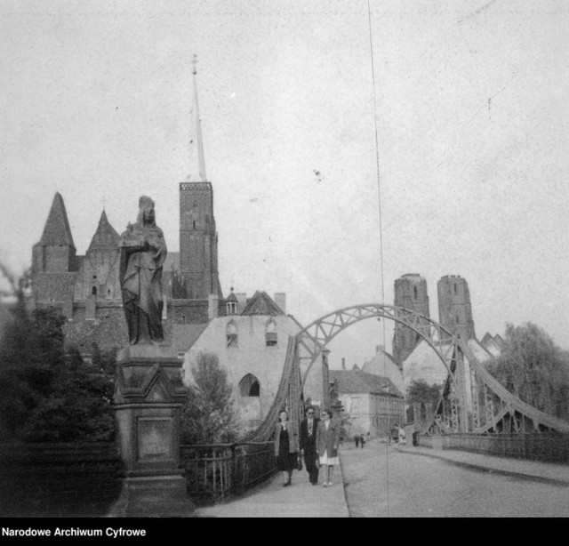 Stare Miasto we Wrocławiu, most Tumski i Wyspa Piasek. 1948 rok.