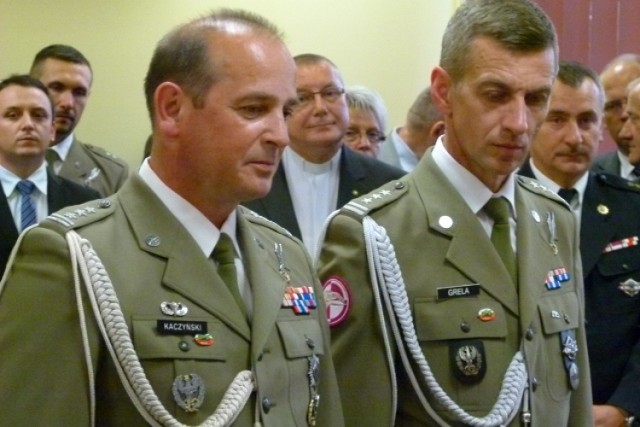 Płk dr Stanisław Kaczyński (z lewej) został nowym dowódcą 25. BKPow. w Tomaszowie Maz. Obowiązki przejął od płk dyplomowanego Adama Greli