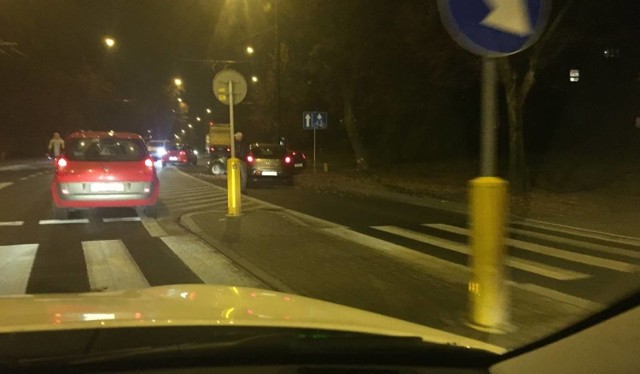 Lublin, 13 listopada

W niedzielę na ul. Unickiej (skrzyżowanie z ul. Walecznych) kierowca samochodu osobowego marki Chrysler uderzył w drzewo. Zanim na miejsce dojechała policja kierowca uciekł z miejsca zdarzenia.