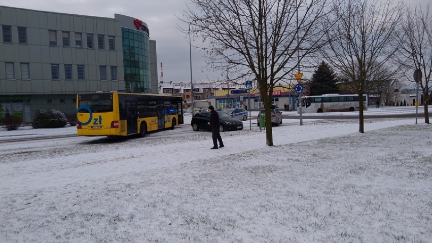 Dwie osoby ranne. Autobus wjechał w osobówkę na rondzie