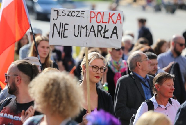 Kobiety protestowały w Katowicach 2 lipca 2018 przeciw planom zaostrzenia prawa antyaborcyjnego