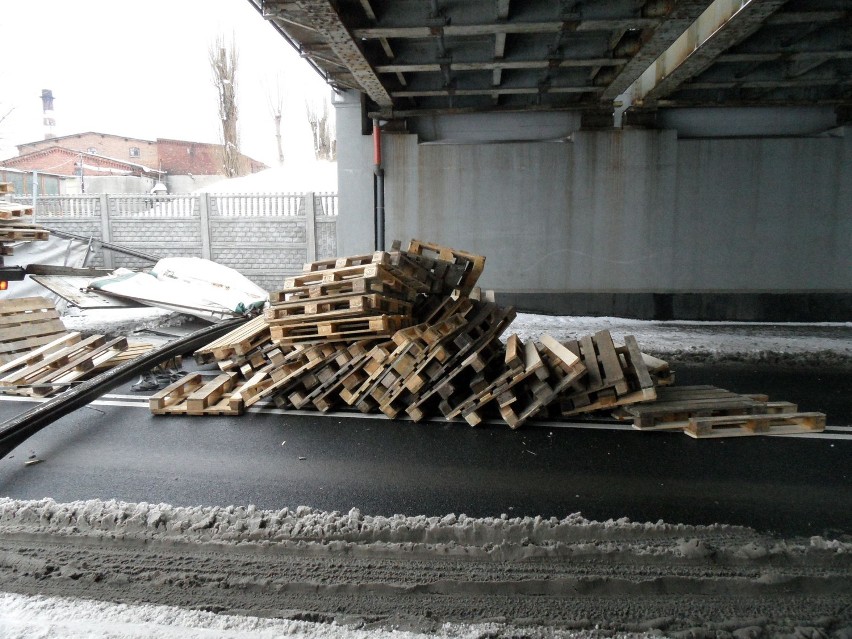 Wypadki w Słupsku: TIR z paletami wbił się pod wiadukt w Słupsku