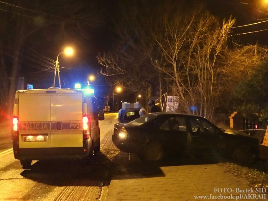 Wypadek w Bielsku-Białej. Pijany 23-latek roztrzaskał mercedesa [ZDJĘCIA]