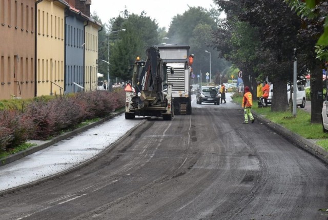 Ruszyła modernizacja drogi powiatowej na os. Chemików w Oświęcimiu. Drogowcy rozpoczęli frezowanie nawierzchni ul. Śniadeckiego.