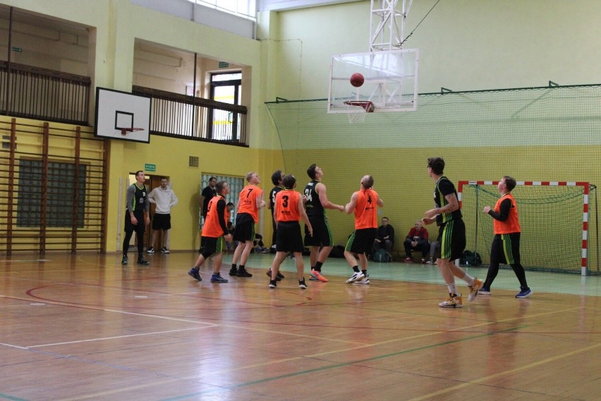 Turniej Koszykówki Open o Puchar Burmistrza Miasta Kościerzyna. Walczyło dziewięć drużyn