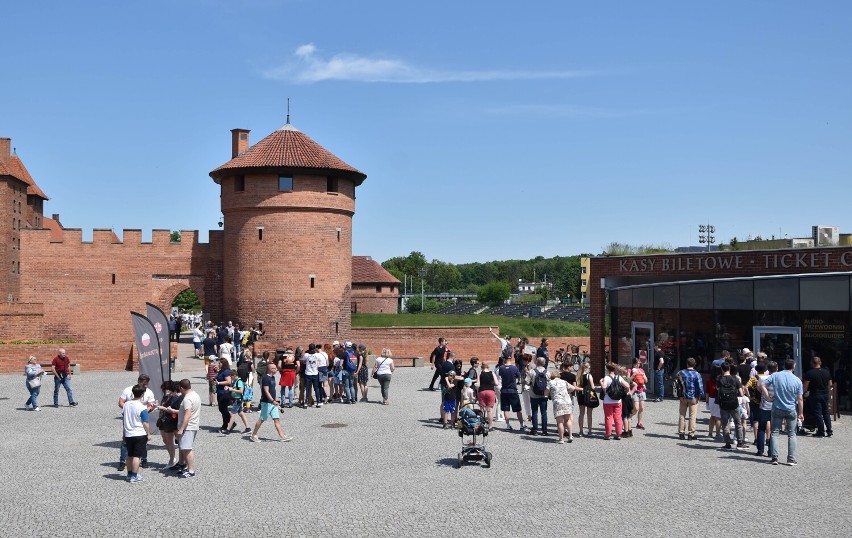 Malbork. Zamek "oblegany" przez turystów na tyle, na ile jest to możliwe w obecnej sytuacji 