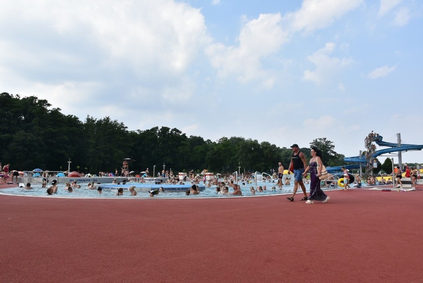 Tłumy schładzają się w basenach kąpieliska Ruda w Rybniku