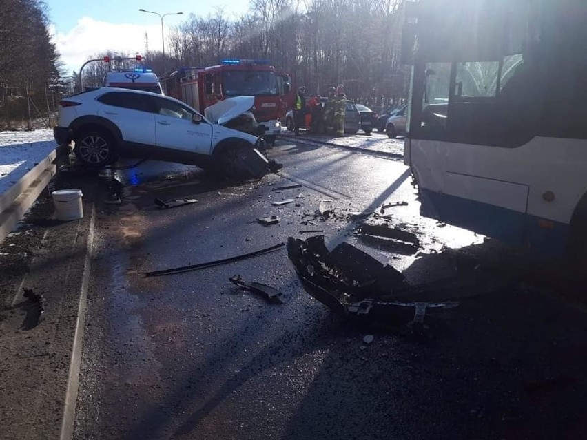 Gdynia: Pierwsze ustalenia w sprawie wypadku na ul. Chwarznieńskiej. Sprawca stracił prawo jazdy