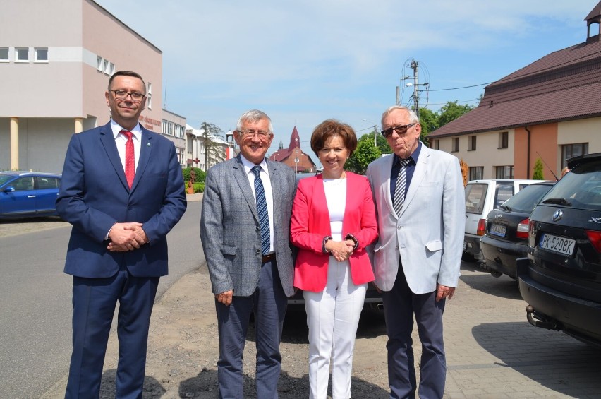 Minister Marlena Maląg z wizytą w Brzezinach. Przekazała czek na utworzenie Dziennego Domu „Senior+”