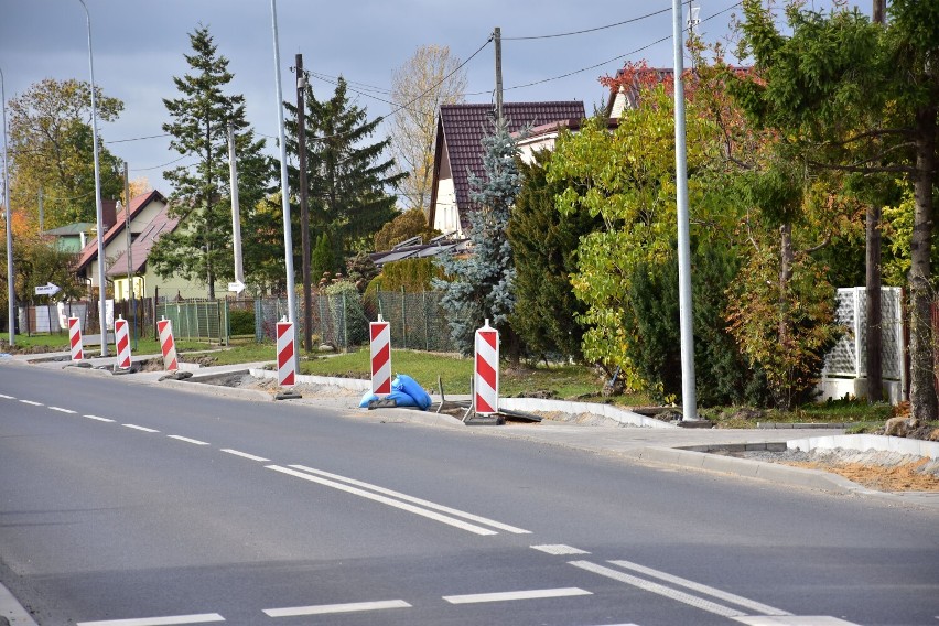 W tym miejscu budują chodnik. Czekali na to mieszkańcy ul....