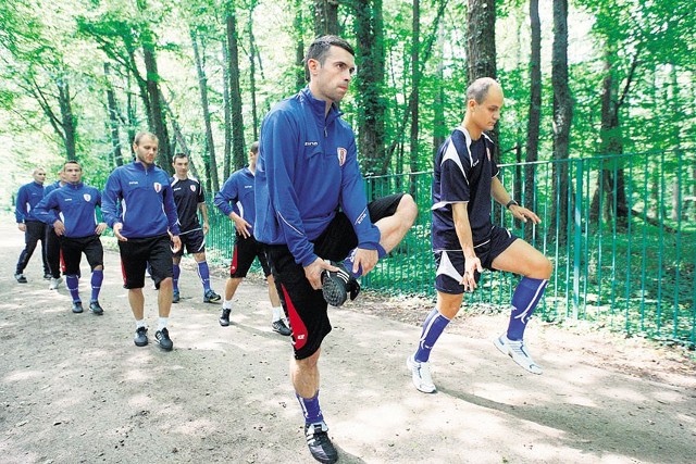 Z przodu ćwiczą dwaj nowi ełkaesiacy - Cezary Stefańczyk (z lewej) i Radosław Pruchnik.