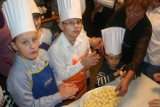 Koła gospodyń wiejskich w powiecie pszczyńskim uczą najmłodszych, jak ugotować śląski obiad