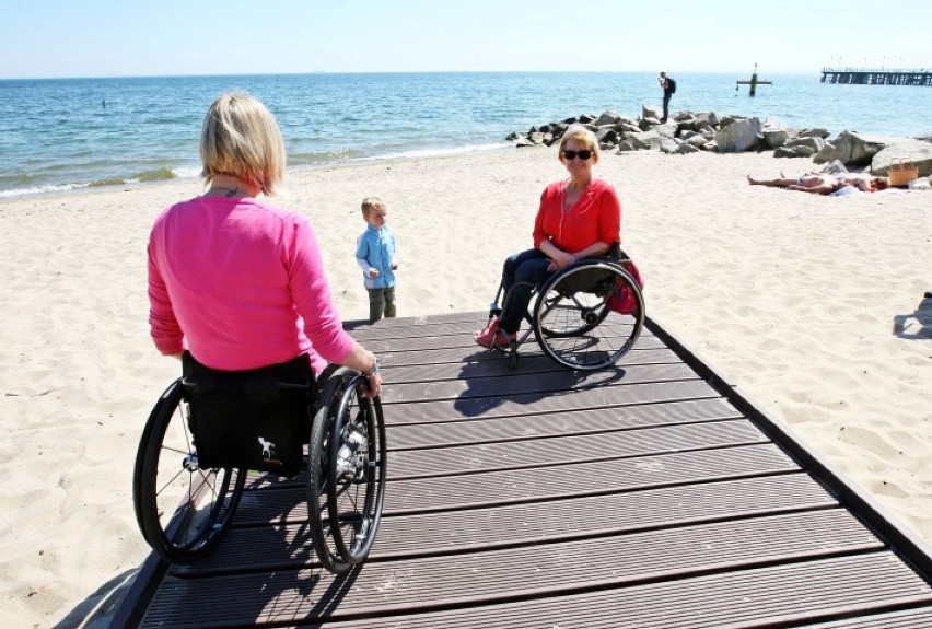 „Plaże dostępne dla wszystkich". Kładka dla niepełnosprawnych w Orłowie [ZDJĘCIA]