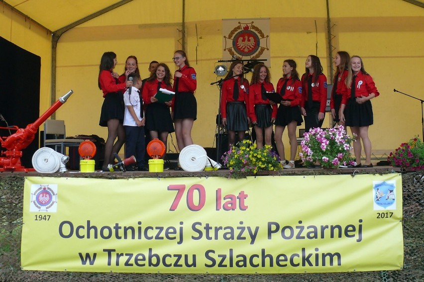 Uroczystości rozpoczęły się od przemarszu jednostek OSP,...