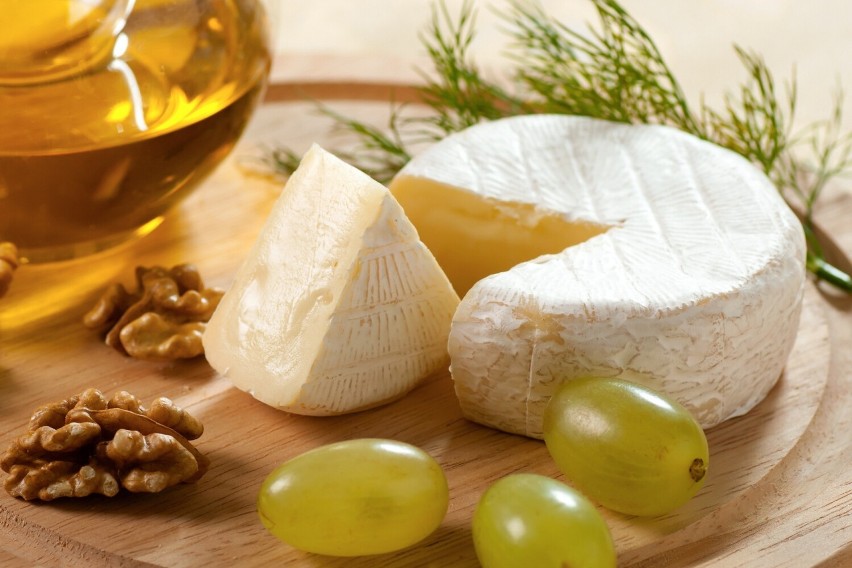 Do miękkich serów takich jak brie i camembert pasują winogrona i orzechy