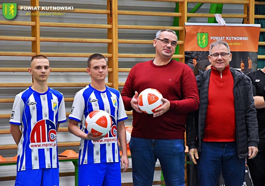 Za nami inauguracyjne rozgrywki pierwszej w Polsce Powiatowej Ligi Teqball, które odbyły się wczoraj (27 listopada) w hali sportowej w Krośniewicach