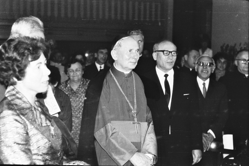 Rok 1970 w Sieradzu. 50 lat kapłaństwa infułata Apolinarego...